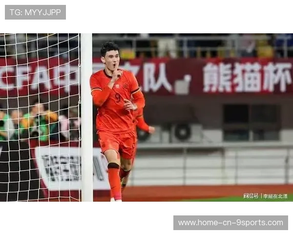 成都蓉城严鼎皓中场助攻前锋射门，展现中国足球新力量